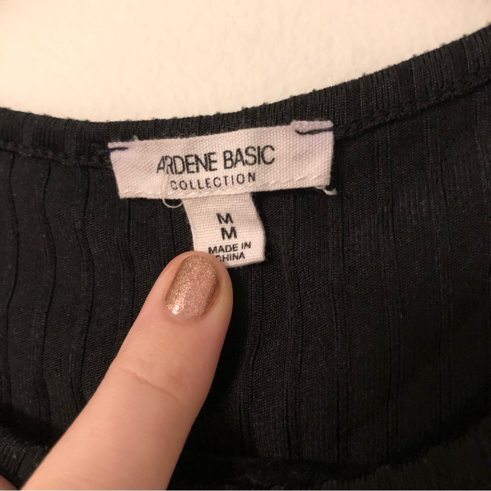 Basic Black Ribbed Cropped Tank Top - Picture 2 of 5